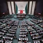La reforma contempla pagos con tarjetas, transferencias, códigos QR y aplicaciones financieras, además de incorporar la CURP Digital. Legisladores de oposición advierten riesgos de exclusión para personas sin acceso a servicios bancarios o internet.