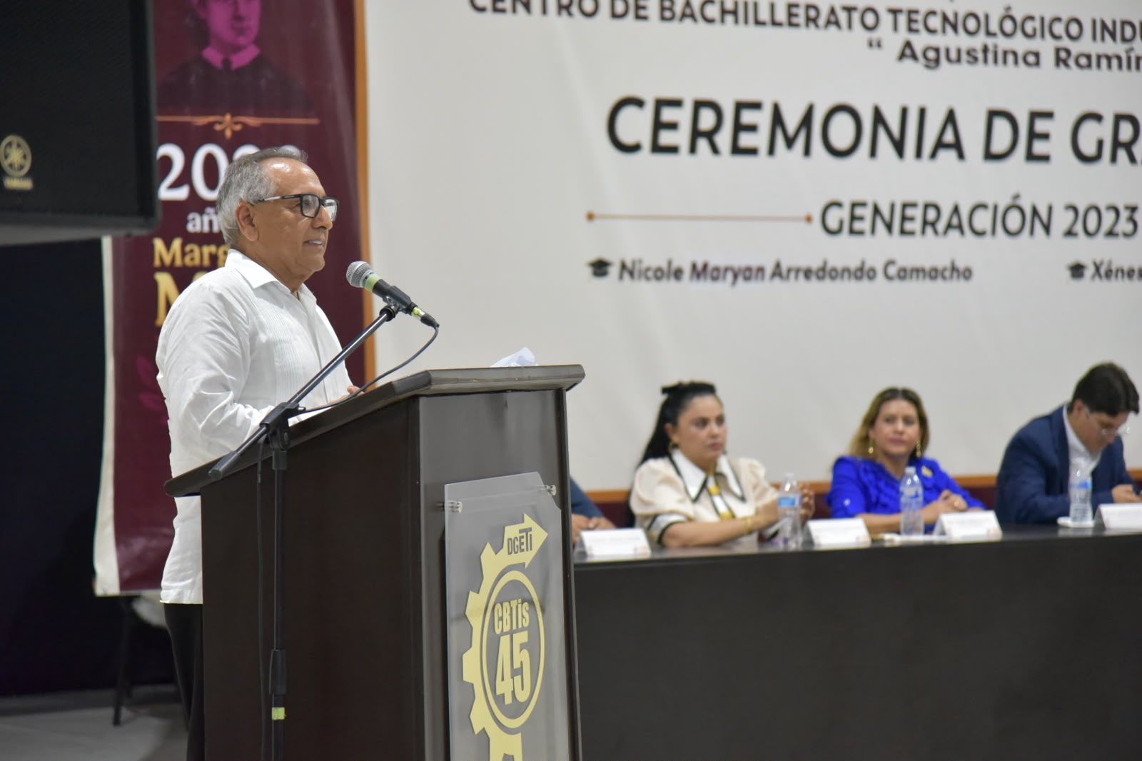 Acompaña Ambrocio Chávez a jóvenes del Centro de Bachillerato Tecnológico Industrial y de Servicios No. 45 en su ceremonia de graduación