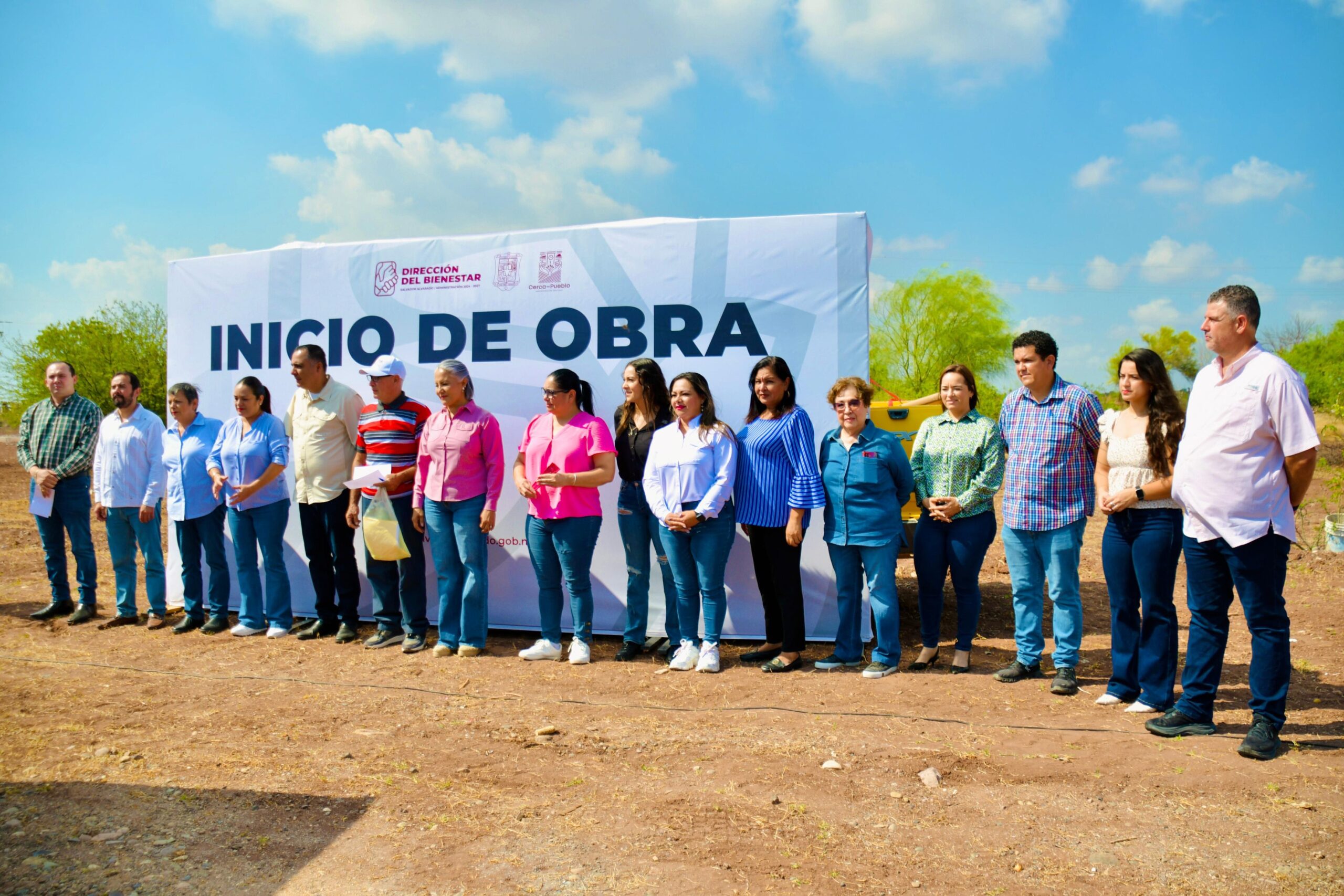 Lupita Lopez da el banderazo de ampliación de la red eléctrica en Cruz Blanca
