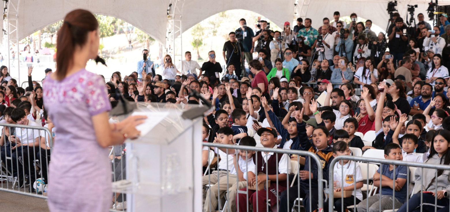 La presidenta Claudia Sheinbaum Pardo encabezó en Tijuana la entrega de tarjetas del Banco del Bienestar correspondientes a la Beca Rita Cetina