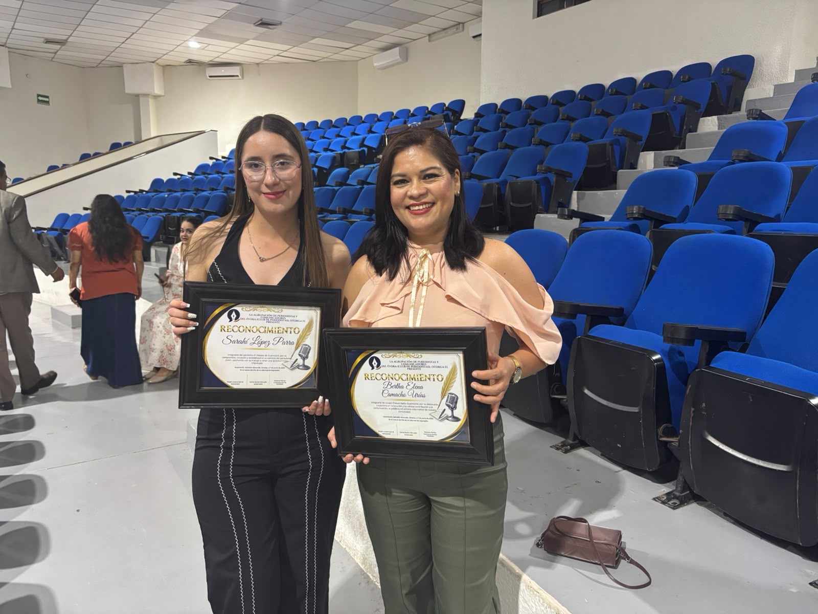 Reconocen a Bertha Elena y Sarahí López por su labor periodística y trayectoria en los medios