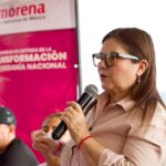 ”En Sinaloa debe fortalecerse el deporte como un pilar para construir la paz”: Imelda Castro— La senadora con licencia reconoció la participación de mujeres y jóvenes y se pronunció por fortalecer el papel que juegan en la sociedadEL FUERTE, Sinaloa. 29 de julio de 2026.— Durante un encuentro con mujeres, jóvenes y liderazgos regionales, Imelda Castro Castro destacó la importancia de fortalecer la organización ciudadana para consolidar los avances alcanzados en los últimos años y mantener una agenda de trabajo enfocada en el bienestar de la población.Ante representantes de diversos sectores del municipio, la senadora con licencia reconoció la participación activa de mujeres y jóvenes como actores fundamentales en la construcción del presente y futuro de Sinaloa, al considerar que su incorporación a la vida pública fortalece el desarrollo de las comunidades.“Decirles también que las mujeres emprendedoras, las mujeres en general son una prioridad ahora para la transformación, pero que cada día va a ser más relevante su participación”, expresó.Luego de agradecer a quienes asistieron a su Asamblea Informativa en Defensa de la Transformación y la Soberanía Nacional, algunas mujeres de pueblos originarios del municipio se acercaron con la morenista para ofrecerle algunos productos y alimentos elaborados artesanalmente por ellas, como el tradicional Wakabaki, queso fresco y tamales de elote, que ella degustó agradecidamente.Posteriormente, la aspirante a coordinar los Comités de Defensa de la Transformación en Sinaloa se trasladó a la ciudad de Los Mochis, donde tuvo una reunión con más de 500 deportistas de todas las sindicaturas de Ahome. Cabe destacar que a ese encuentro acudieron deportistas reconocidos como el cinco veces campeón del boxeo, Fernando Cochulito Montiel; la medallista nacional de boccia, María Renata Velázquez; el softbolista Andrés Guzmán y la ciclista profesional Yuseli Soto.Durante su mensaje, Imelda Castro agradeció a todos los promotores deportivos, entrenadores y representantes de todas las disciplinas por ayudar a luchar contra el estigma que se tiene sobre los sinaloenses en el exterior, pero sobre todo, a guiar a los jóvenes sinaloenses por el camino del bienestar.