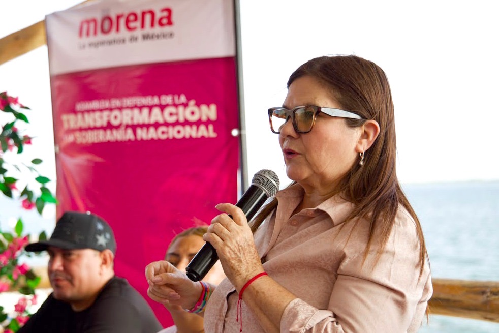”En Sinaloa debe fortalecerse el deporte como un pilar para construir la paz”: Imelda Castro— La senadora con licencia reconoció la participación de mujeres y jóvenes y se pronunció por fortalecer el papel que juegan en la sociedadEL FUERTE, Sinaloa. 29 de julio de 2026.— Durante un encuentro con mujeres, jóvenes y liderazgos regionales, Imelda Castro Castro destacó la importancia de fortalecer la organización ciudadana para consolidar los avances alcanzados en los últimos años y mantener una agenda de trabajo enfocada en el bienestar de la población.Ante representantes de diversos sectores del municipio, la senadora con licencia reconoció la participación activa de mujeres y jóvenes como actores fundamentales en la construcción del presente y futuro de Sinaloa, al considerar que su incorporación a la vida pública fortalece el desarrollo de las comunidades.“Decirles también que las mujeres emprendedoras, las mujeres en general son una prioridad ahora para la transformación, pero que cada día va a ser más relevante su participación”, expresó.Luego de agradecer a quienes asistieron a su Asamblea Informativa en Defensa de la Transformación y la Soberanía Nacional, algunas mujeres de pueblos originarios del municipio se acercaron con la morenista para ofrecerle algunos productos y alimentos elaborados artesanalmente por ellas, como el tradicional Wakabaki, queso fresco y tamales de elote, que ella degustó agradecidamente.Posteriormente, la aspirante a coordinar los Comités de Defensa de la Transformación en Sinaloa se trasladó a la ciudad de Los Mochis, donde tuvo una reunión con más de 500 deportistas de todas las sindicaturas de Ahome. Cabe destacar que a ese encuentro acudieron deportistas reconocidos como el cinco veces campeón del boxeo, Fernando Cochulito Montiel; la medallista nacional de boccia, María Renata Velázquez; el softbolista Andrés Guzmán y la ciclista profesional Yuseli Soto.Durante su mensaje, Imelda Castro agradeció a todos los promotores deportivos, entrenadores y representantes de todas las disciplinas por ayudar a luchar contra el estigma que se tiene sobre los sinaloenses en el exterior, pero sobre todo, a guiar a los jóvenes sinaloenses por el camino del bienestar.