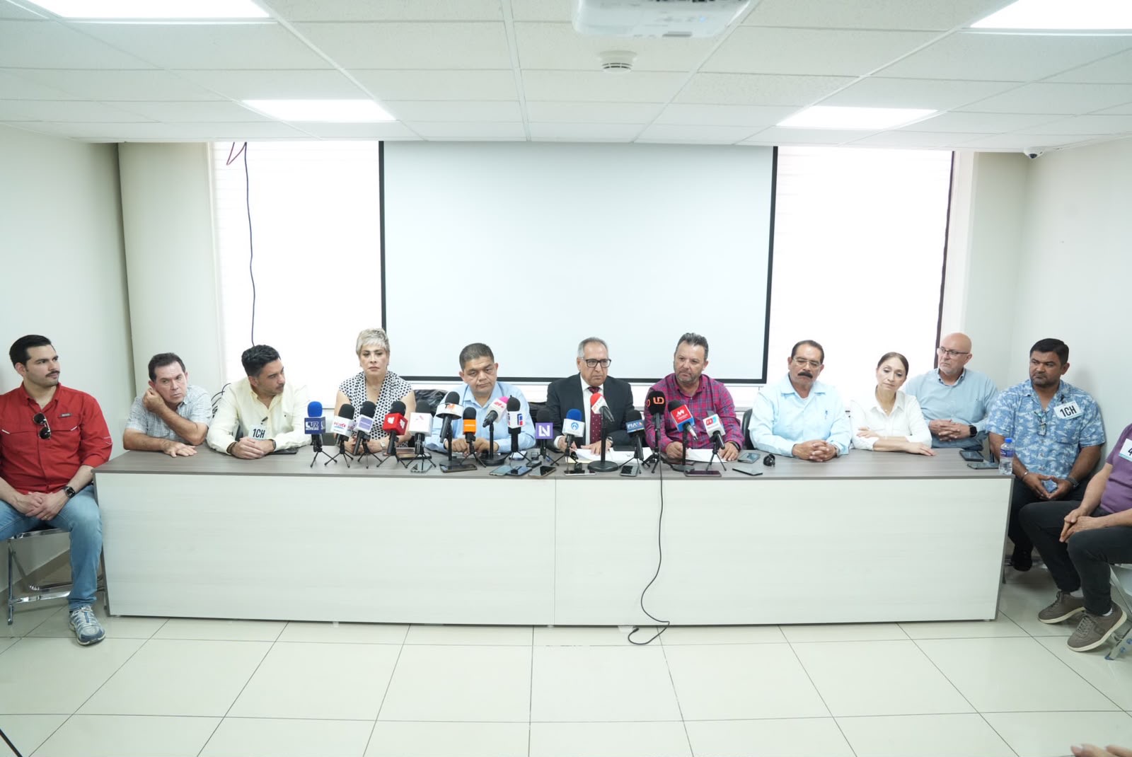 Participa Diputado Ambrocio Chávez en la presentación de iniciativa para modernizar y agilizar los trámites administrativos en Sinaloa