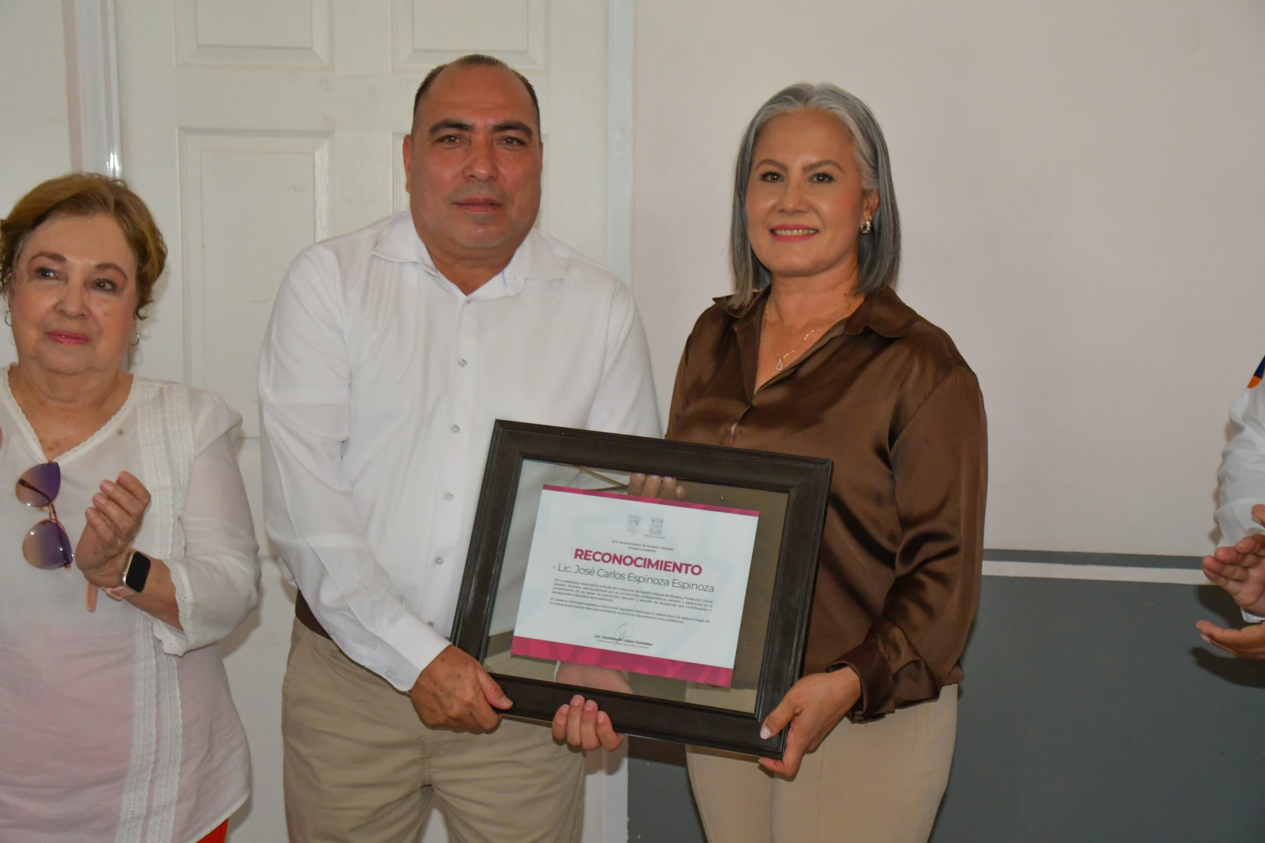 Reconoce Lupita López trayectoria de José Carlos Espinoza y toma protesta al nuevo director de Protección Civil