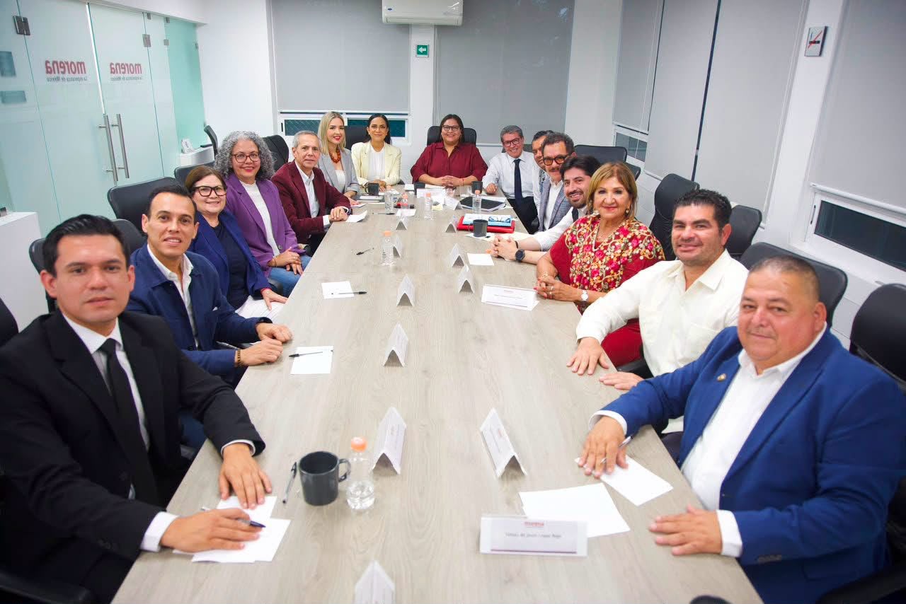 La dirigencia nacional de Morena sostuvo este viernes una reunión con las y los aspirantes a la Coordinación Estatal de la Defensa de la Transformación en Sinaloa, como parte del proceso interno mediante el cual el partido evalúa los avances en las tareas de organización, vinculación territorial y fortalecimiento de la estructura rumbo a la definición de sus coordinaciones estatales.
