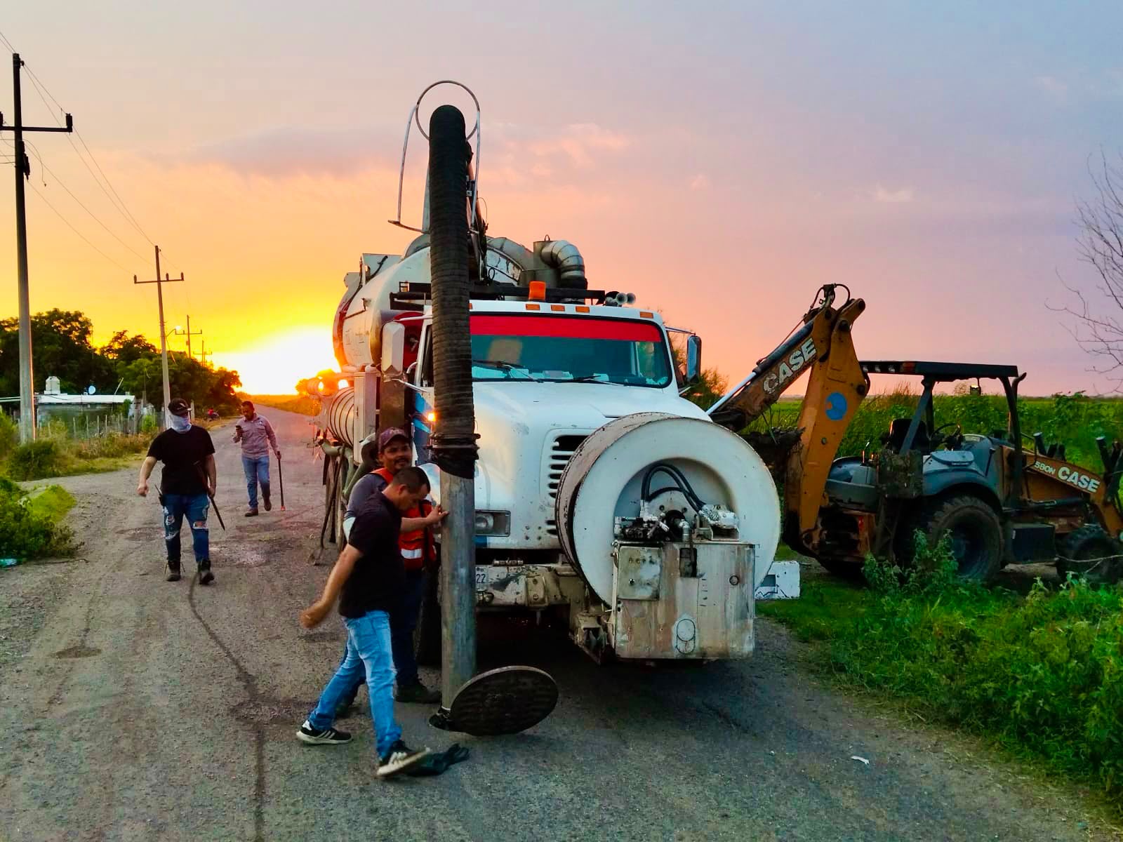 Gracias a gestiones de Lupita López, refuerzan atención a los puntos críticos de drenaje en Salvador Alvarado