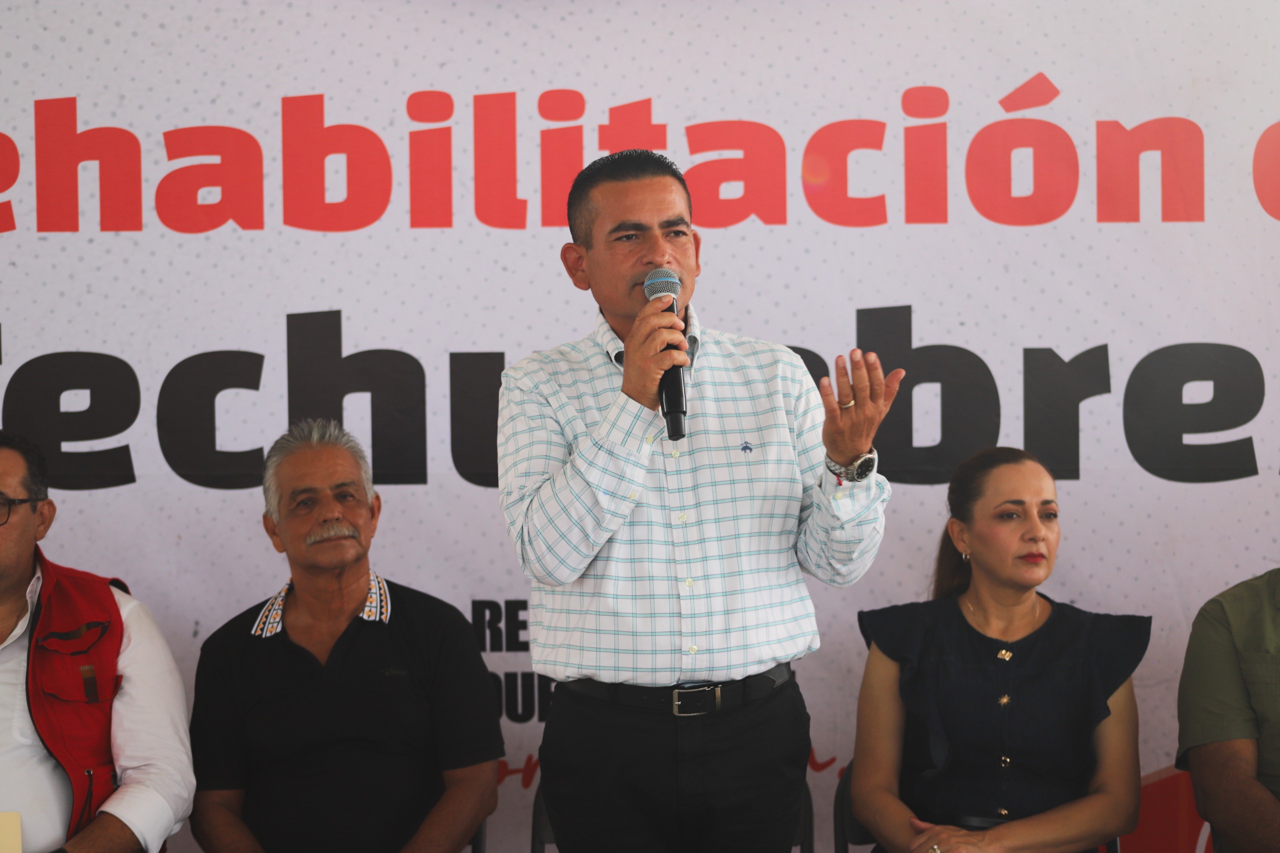 Entrega Jorge Bojórquez techumbre rehabilitada en Dautillos.