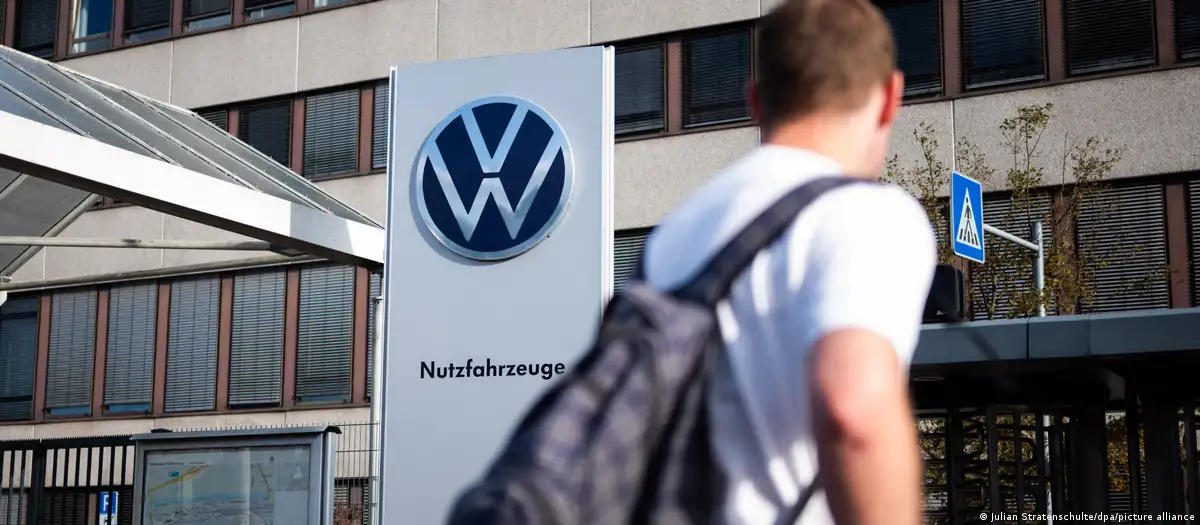 Volkswagen prevé eliminar 100.000 puestos de trabajoEl fabricante alemán de automóviles Volkswagen comunicó este jueves (03.09.2026) que la dirección y los sindicatos habían acordado recortar otros 50.000 puestos de trabajo en todo el mundo de aquí a finales de la década.Así, llegará a 100.000 el número de empleos que serán eliminados, en la mayor reestructuración jamás realizada en la industria automovilística mundial. “Es esencial adaptar de forma sistemática los niveles de personal a las realidades económicas”, señaló Volkswagen en un comunicado.