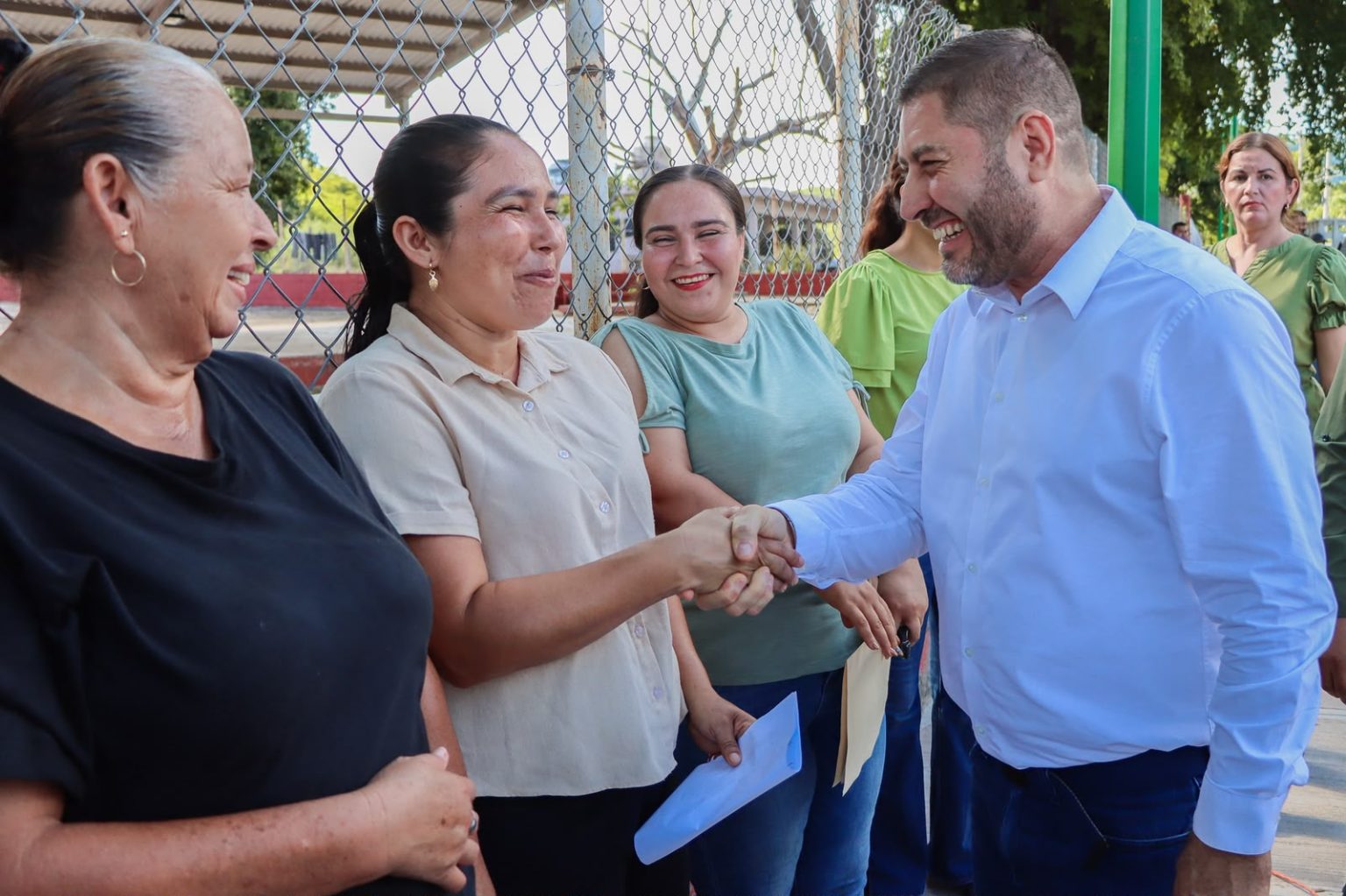 BADIRAGUATO, SINALOA.- Con el compromiso de continuar la transformación de Badiraguato, el alcalde José Paz López Elenes visitó la sindicatura de Ciénega de los Lara, donde dio el banderazo de inicio de una obra en beneficio de las familias que ahí habitan.