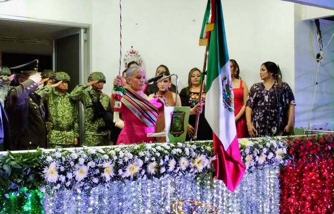 Encabeza Lupita López el tradicional Grito de Independencia ante una gran asistencia en Salvador Alvarado