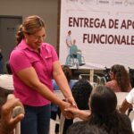 Alcaldesa Evangelina Llanes Carreón encabeza entrega de apoyos funcionales en Juan José Ríos