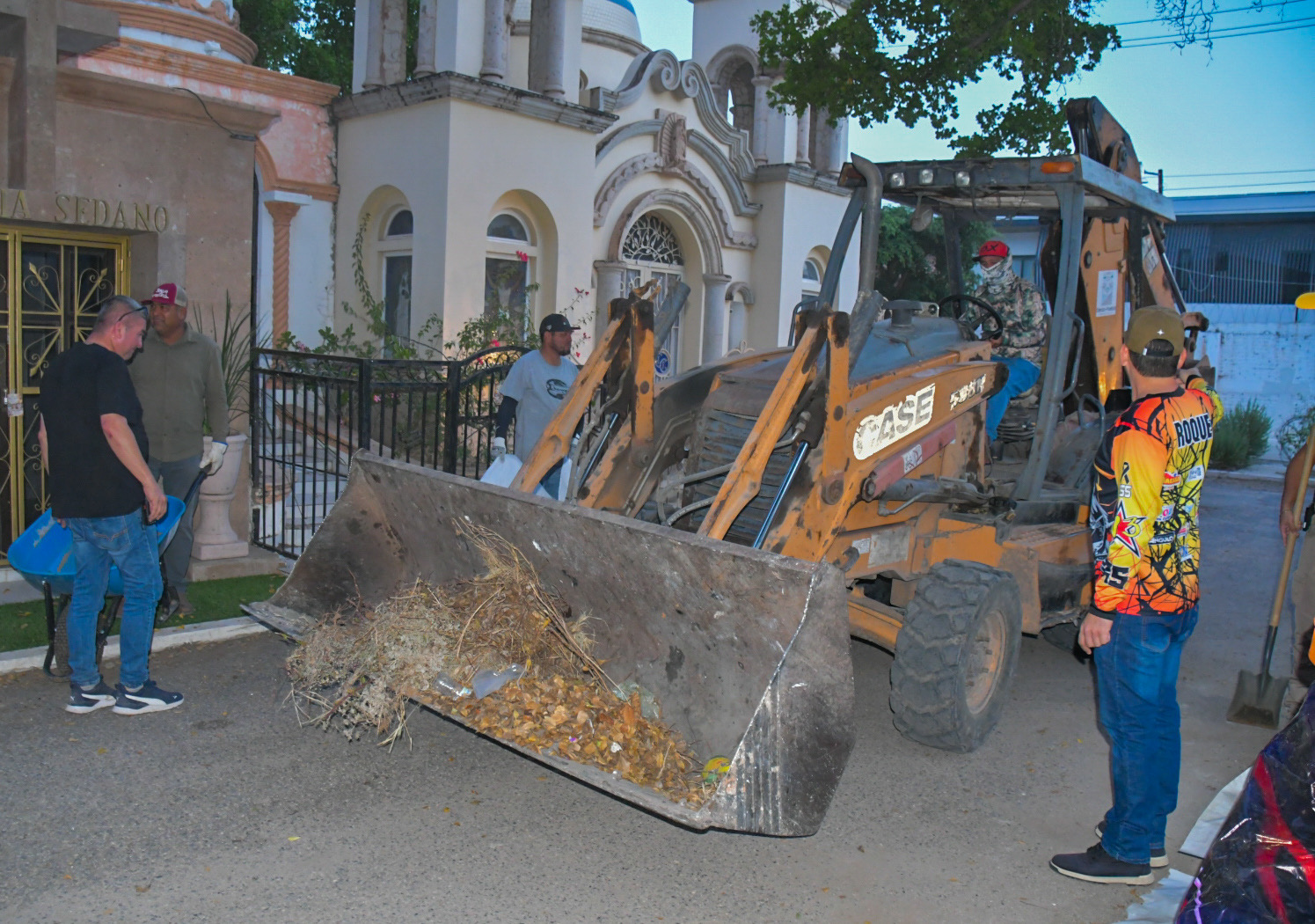 Lupita López encabeza la Jornada Cerca del Pueblo con limpieza a fondo de los panteones municipales