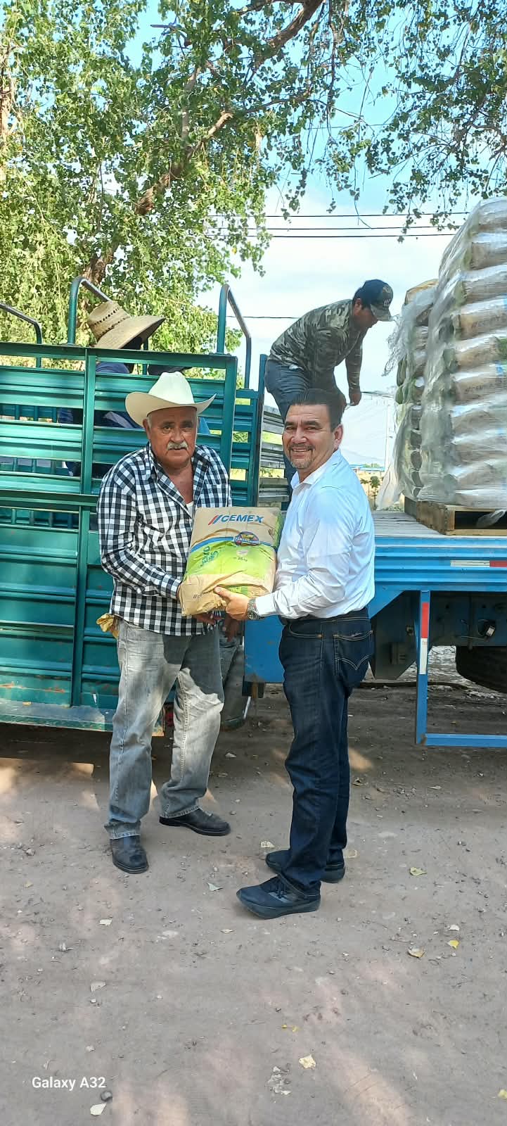 Gobierno de Alberto “El Capy” Rivera fortalece la economía familiar con entrega de cemento y mortero subsidiado en Angostura
