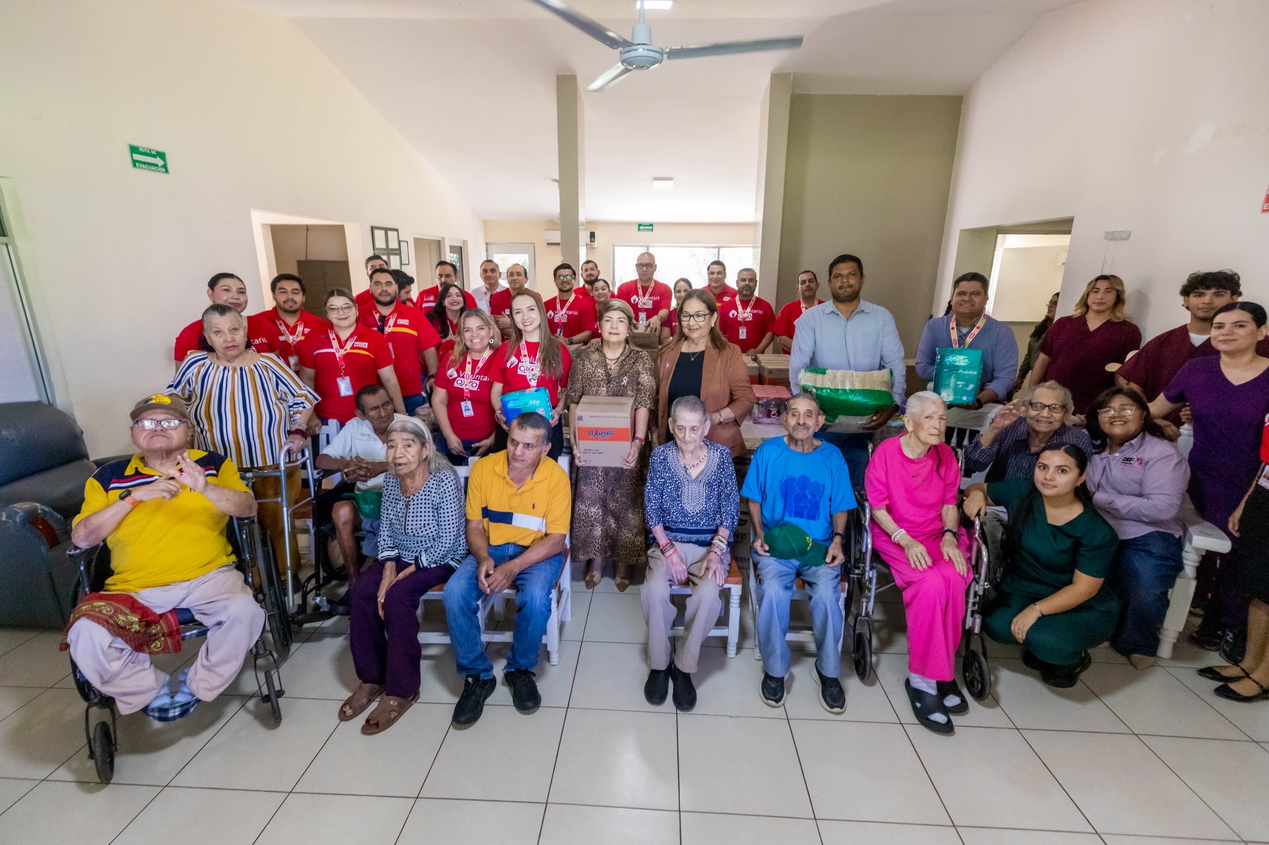 Cadena Comercial Oxxo entrega víveres al Asilo de Ancianos