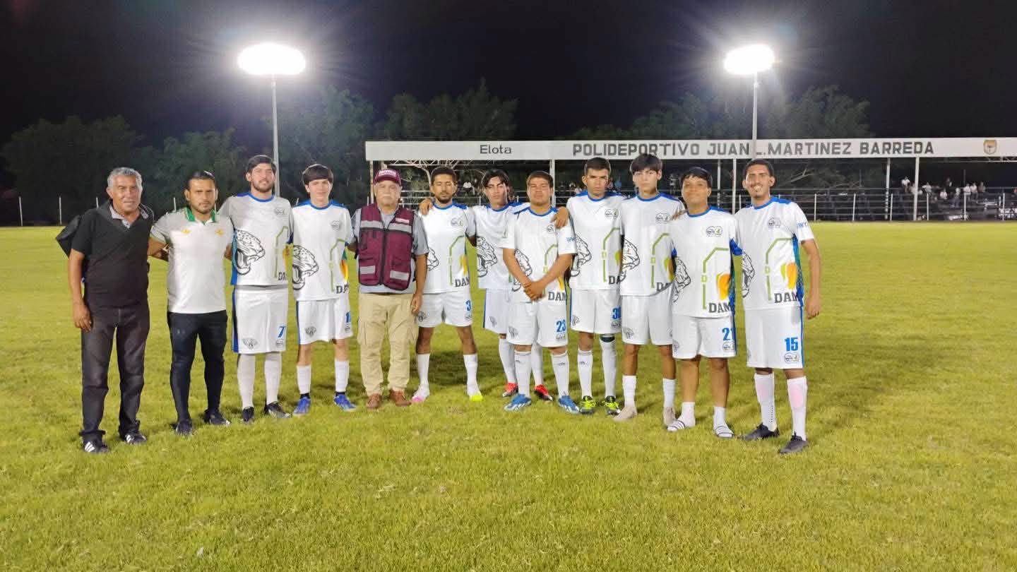 Luis Miguel Flores visita a jóvenes futbolistas de la Liga de Verano en Elota