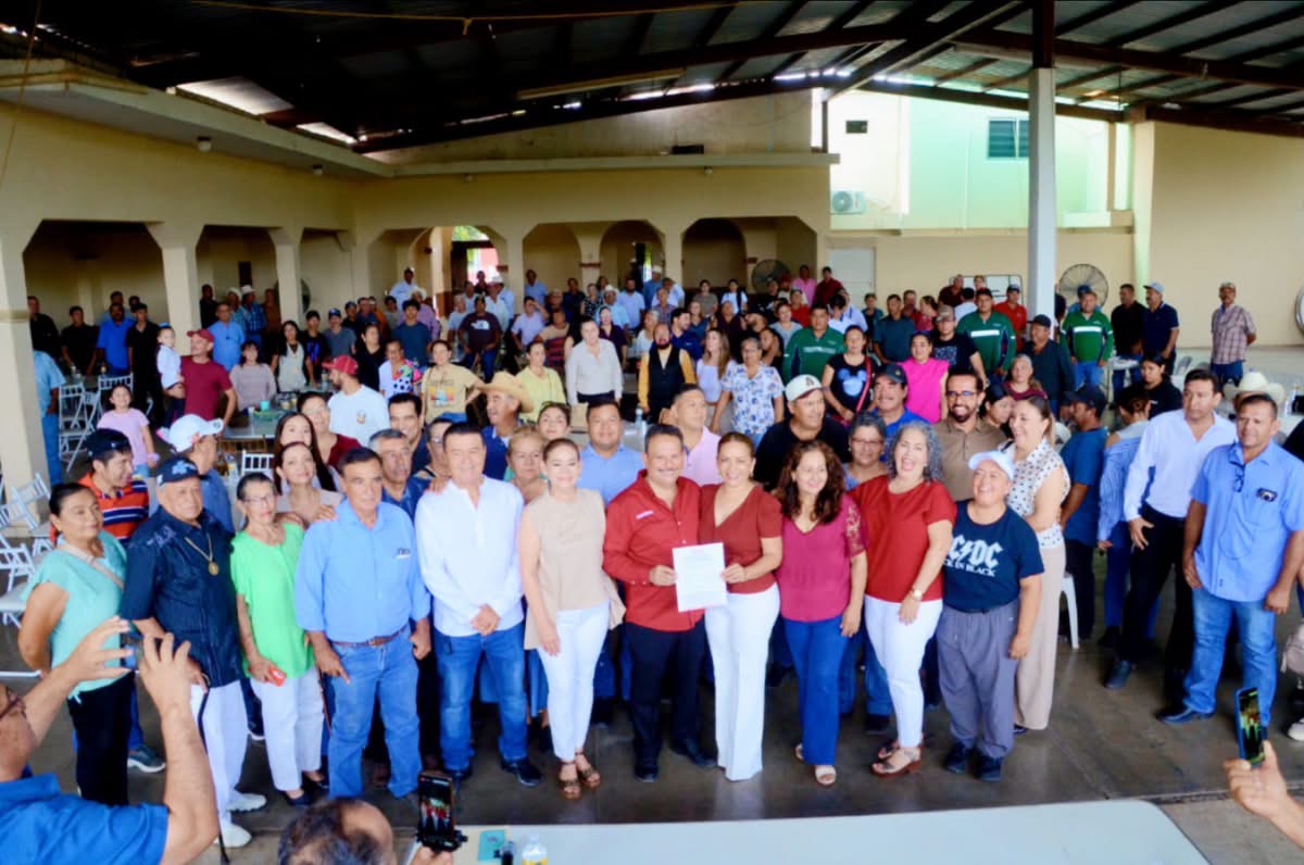 ¡Alfredo “Alfredin” López Castro, muestra el músculo en reunión y está listo para levantar la mano por la cuarta transformación en Mocorito.